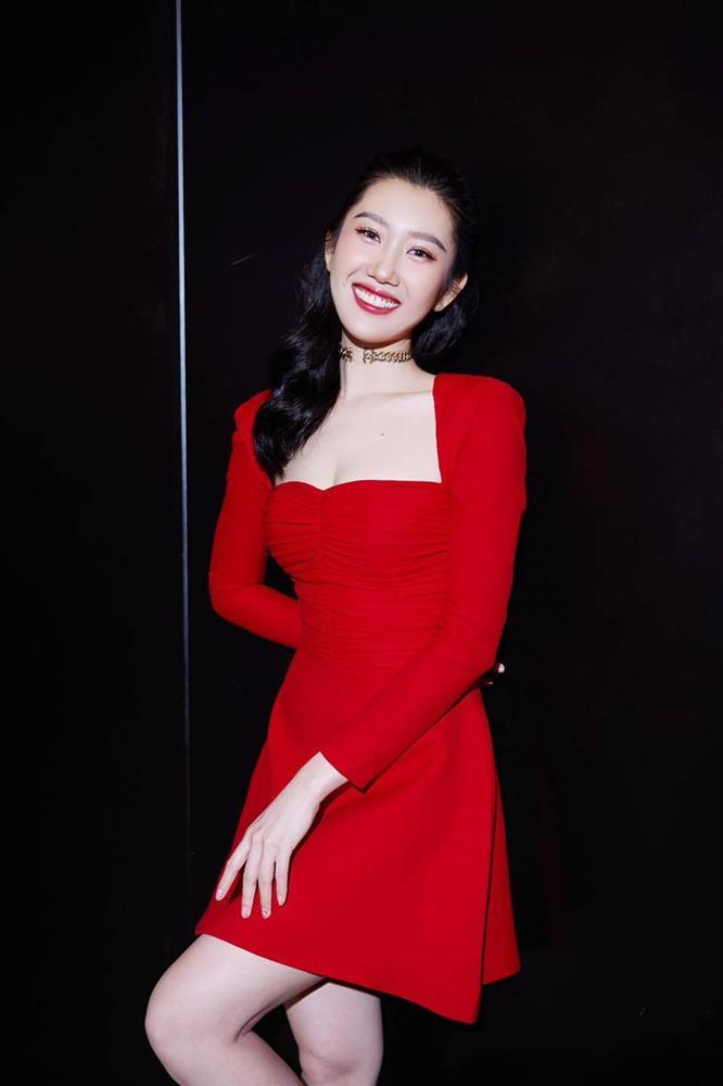 Thúy Ngân tái xuất bên Ngô Kiến Huy với hình xăm trước ngực-9