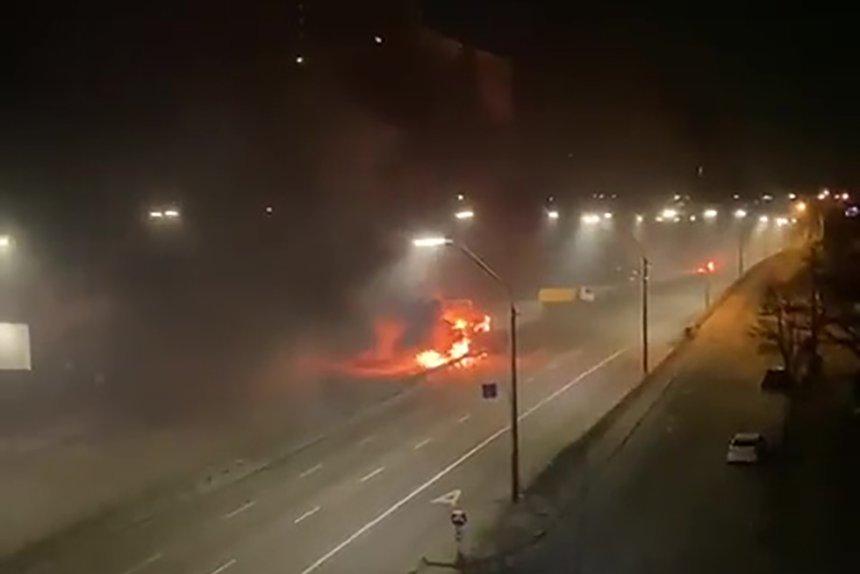 Lính Nga đến Kyiv, phụ nữ Ukraine cầm súng-2