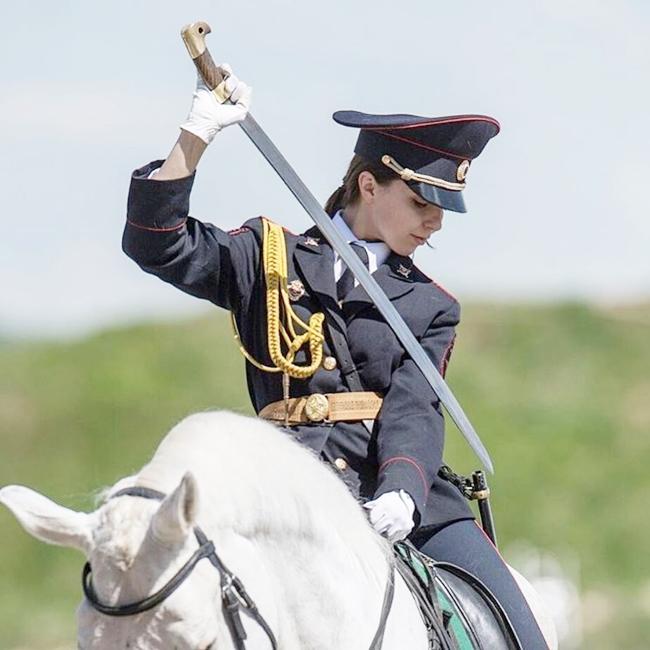 Phụ nữ trong quân đội Nga cũng sở hữu nhan sắc không hề kém cạnh.