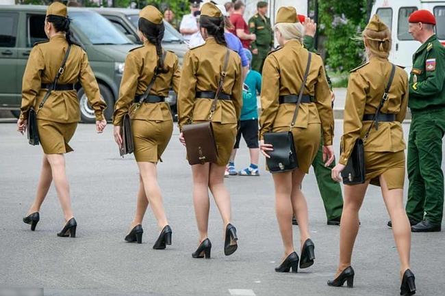 Hình ảnh những cô gái Nga mặc quân phục từng khiến nhiều người say đắm.