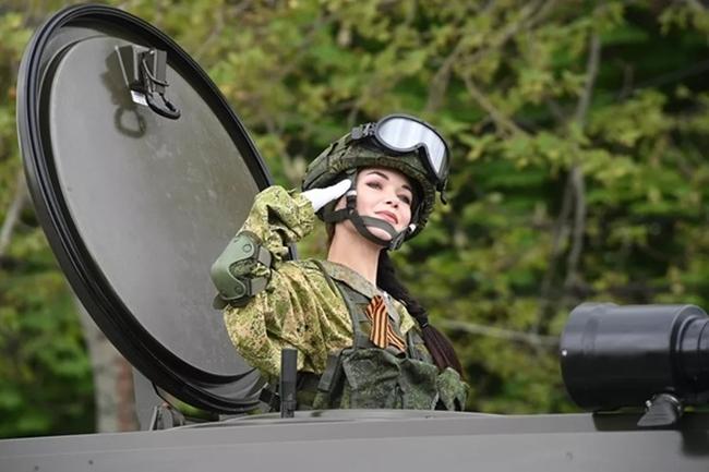 Thậm chí, họ được gọi bằng biệt danh như "nữ thần quân đội".
