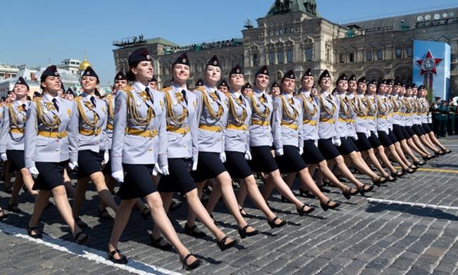 Nhưng khi tham gia sự kiện diễu hành thì mái tóc luôn được búi gọn gàng và đội mũ.