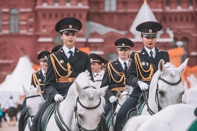 Hai người đẹp trong đoàn kị binh của Nga đang diễu hành.