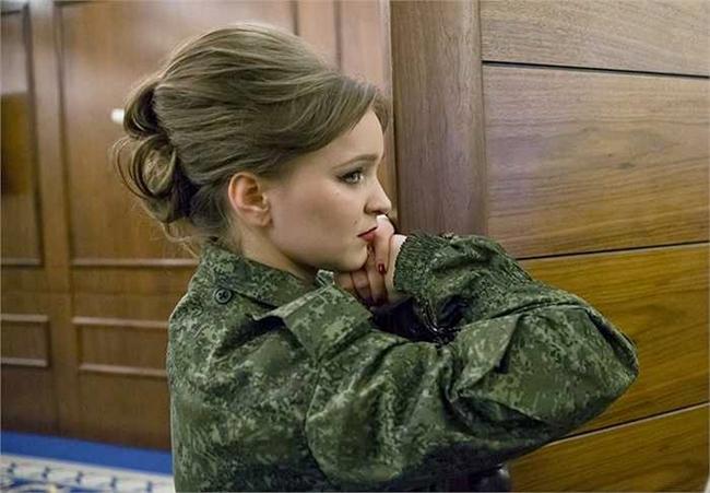 Người đẹp quân đội Ukraine có mái tóc nâu mềm mại diện bộ đồng phục đơn giản nhưng vẫn nổi bật.