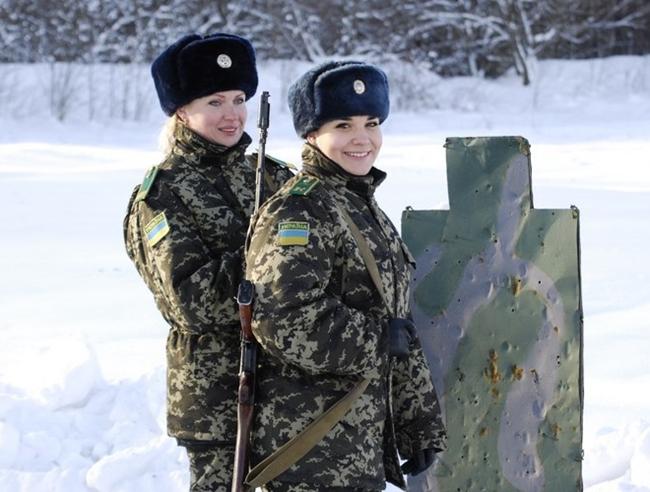 Nụ cười rạng rỡ của người đẹp quân nhân Ukraine.