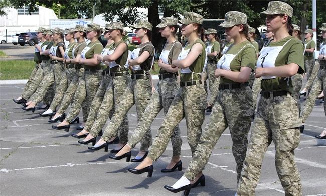Các nữ binh sĩ Ukraine từng đi giày cao gót diễu hành gây tranh cãi nhưng Bộ Quốc phòng Ukraine giải thích giày cao gót giúp các nữ binh sĩ “vừa đẹp và khỏe mạnh”.
