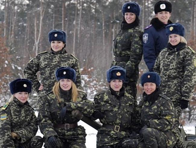 Vẻ đẹp của những nữ quân nhân khiến ai cũng phải xiêu lòng.