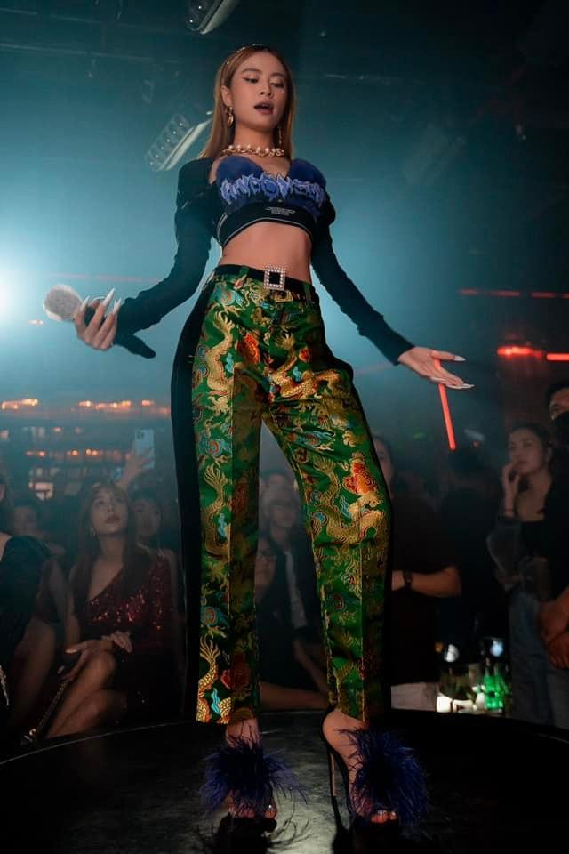 Hoàng Thùy Linh không hát mà chỉ hú hét trên sân khấu ?-5