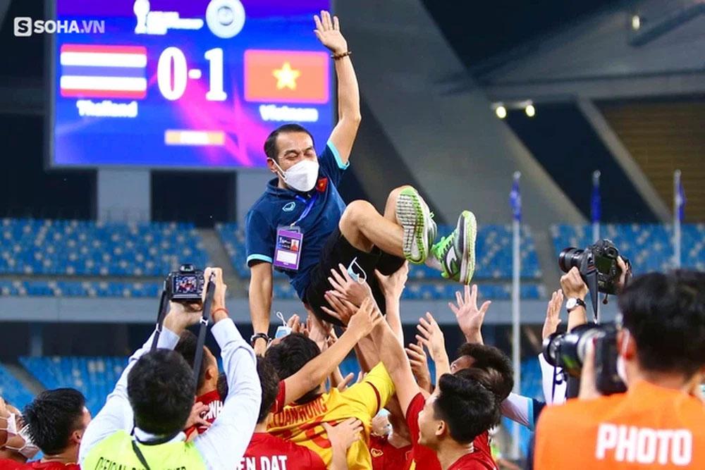 HLV U23 Việt Nam khóc nghẹn kể khó khăn trước ngày rinh cúp-1