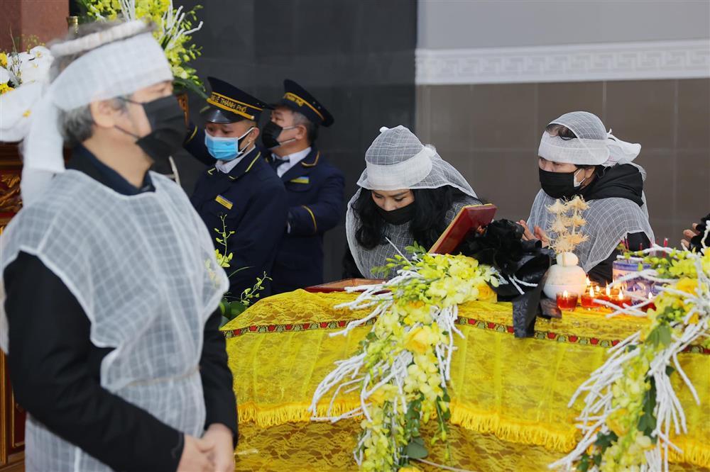 Diva Thanh Lam đau buồn trong tang lễ mẹ đẻ hôn phu