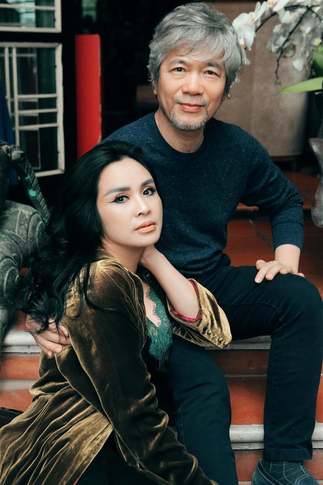 Diva Thanh Lam đau buồn trong tang lễ mẹ đẻ hôn phu