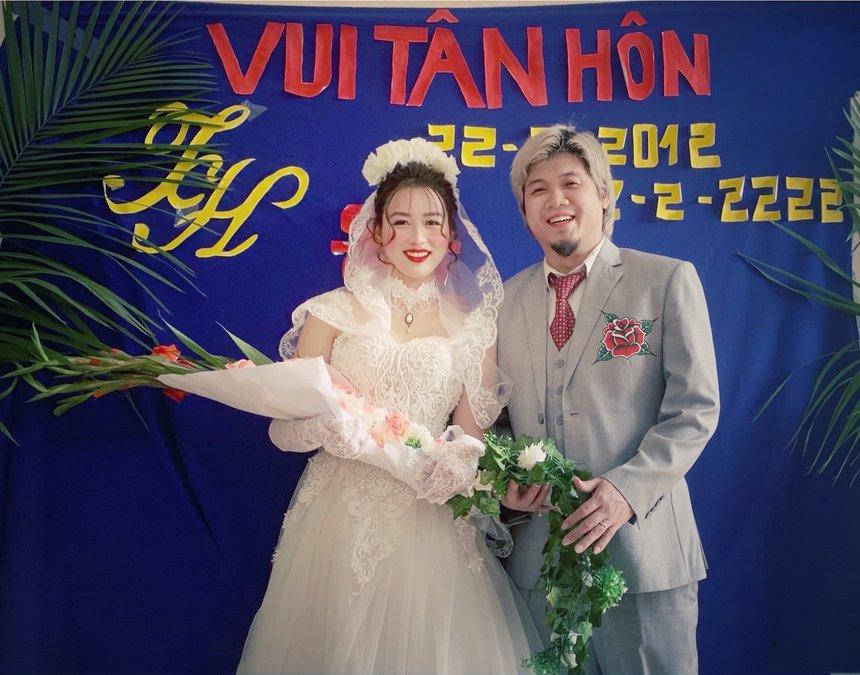 Cặp vợ chồng cùng 4 con chụp ảnh cưới phong cách thập niên 90-1