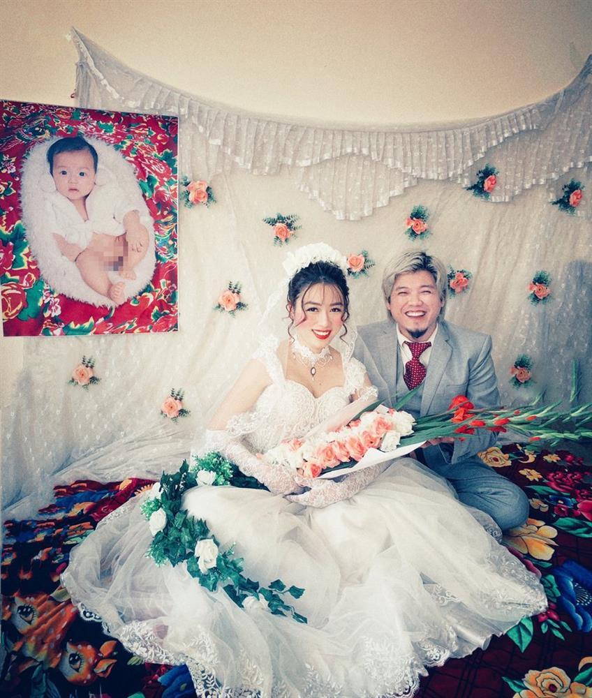 Cặp vợ chồng cùng 4 con chụp ảnh cưới phong cách thập niên 90-2