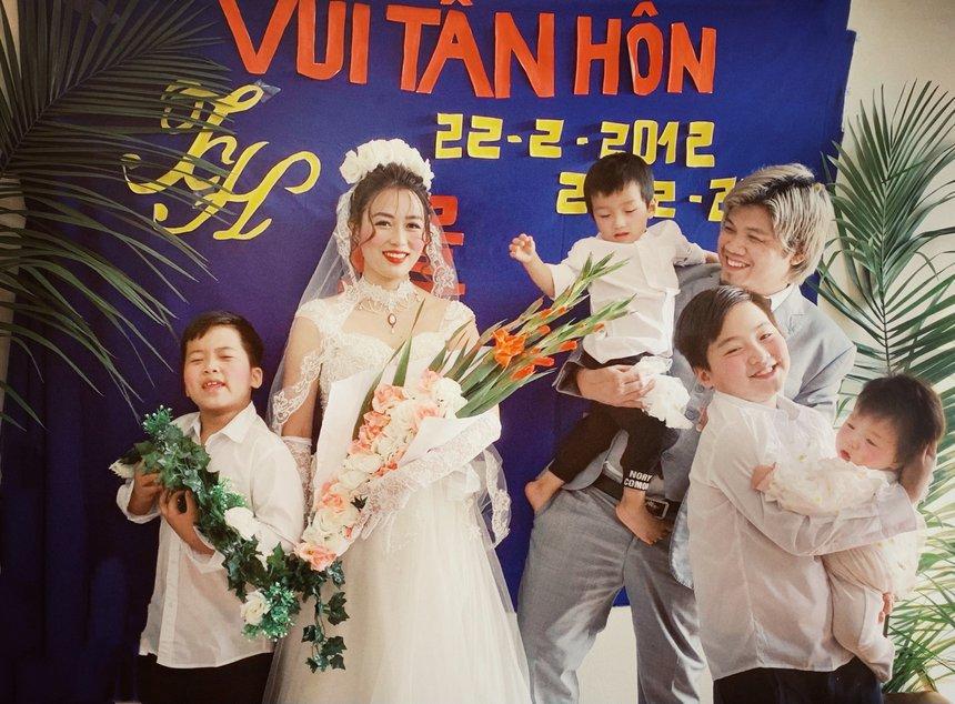 Cặp vợ chồng cùng 4 con chụp ảnh cưới phong cách thập niên 90-3