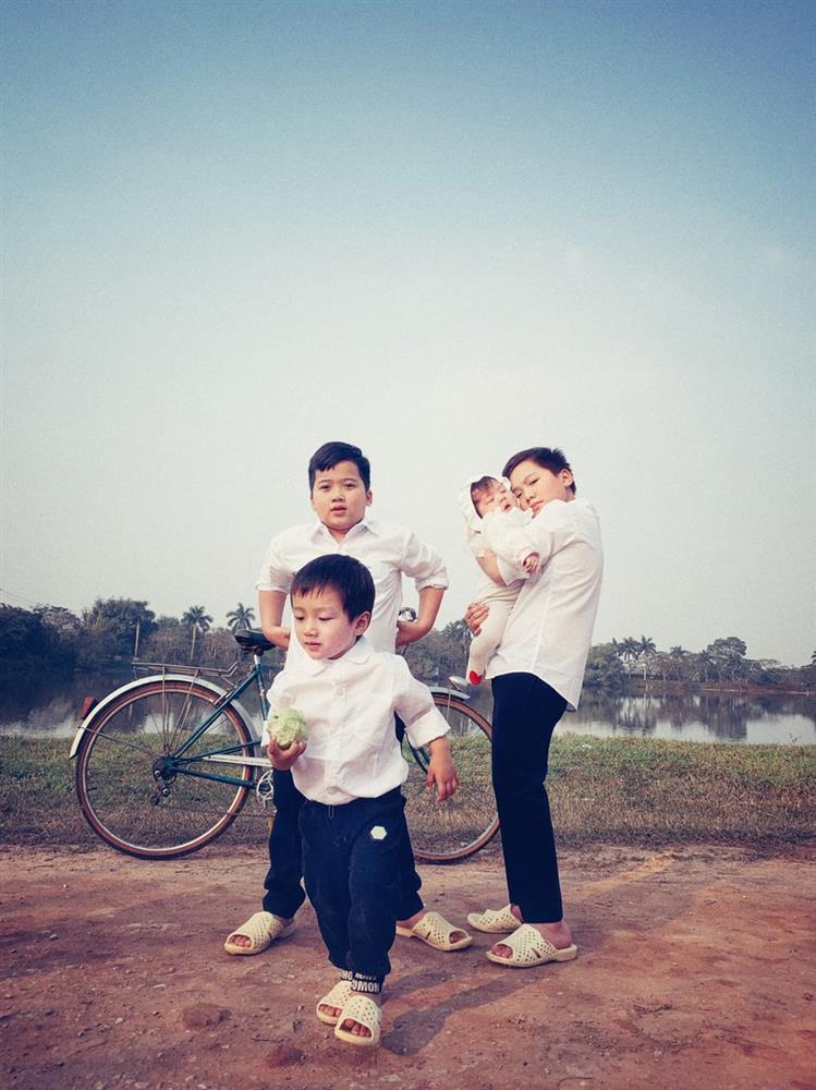 Cặp vợ chồng cùng 4 con chụp ảnh cưới phong cách thập niên 90-4