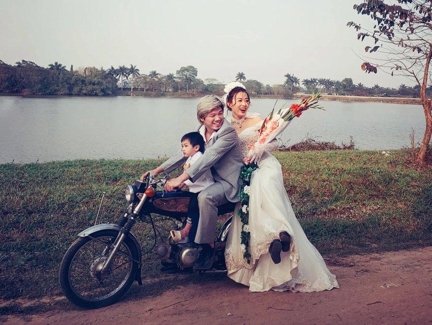 Cặp vợ chồng cùng 4 con chụp ảnh cưới phong cách thập niên 90-6
