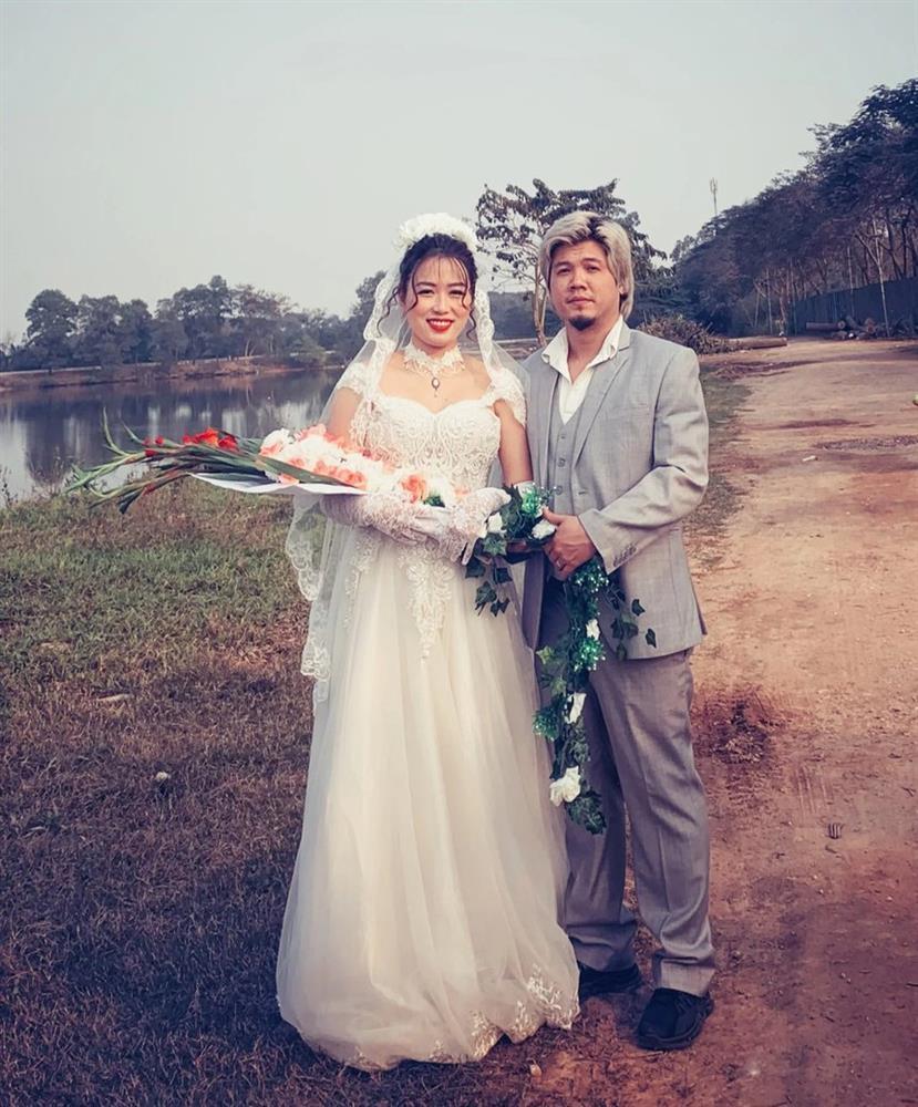 Cặp vợ chồng cùng 4 con chụp ảnh cưới phong cách thập niên 90-7