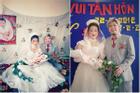 Cặp vợ chồng cùng 4 con chụp ảnh cưới phong cách thập niên 90
