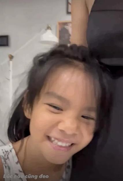 Phạm Quỳnh Anh lấy áo che bụng bầu rõ mười mươi khi đi hát-7