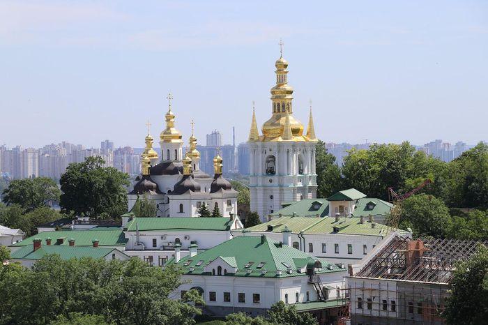 Nằm tại huyện Pechersk, thuộc thành phố Kiev, Kiev Pechersk Lavra hay Tu viện các hang động Kiev là một trung tâm Chính thống giáo có tầm quan trọng đặc biệt ở Đông Âu. Là Di sản thế giới đầu tiên của Ukraine, đây là một tổ hợp gồm công trình tôn giáo cổ, gồm các hang động, nhà thờ, tháp chuông... tuổi đời nhiều thế kỷ.