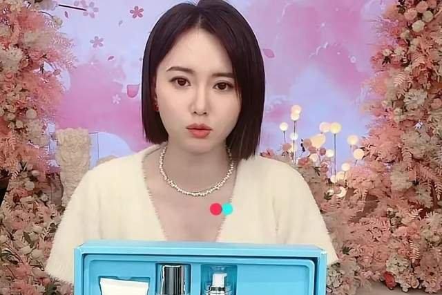 Tiểu tam Giang Khải Đồng bị mắng chửi trên sóng trực tiếp-1