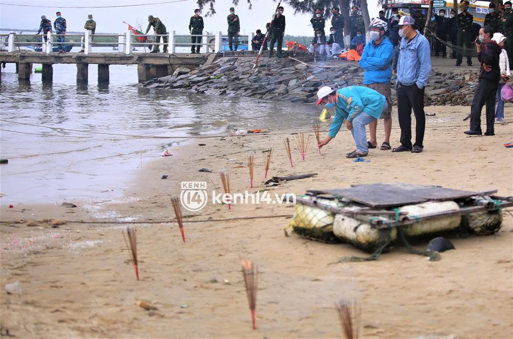 Những nén hương được thắp lên dọc bờ biển mùa lạnh giá như khiến lòng người càng thêm tê buốt.