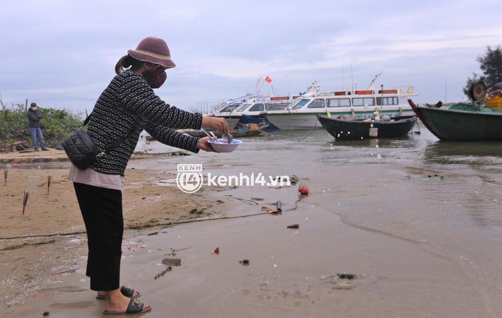 “Cháu A. là con út trong nhà có 3 anh em. Theo lịch trình du lịch thì hôm nay gia đình cháu sẽ về Hà Nội, ai dè tai họa ập đến. Tôi nhận hung tin lúc 15h chiều ngày xảy ra vụ tai nạn nên đã tức tốc đặt vé máy bay vào Quảng Nam ngay trong đêm”, người chú đau đớn nói.