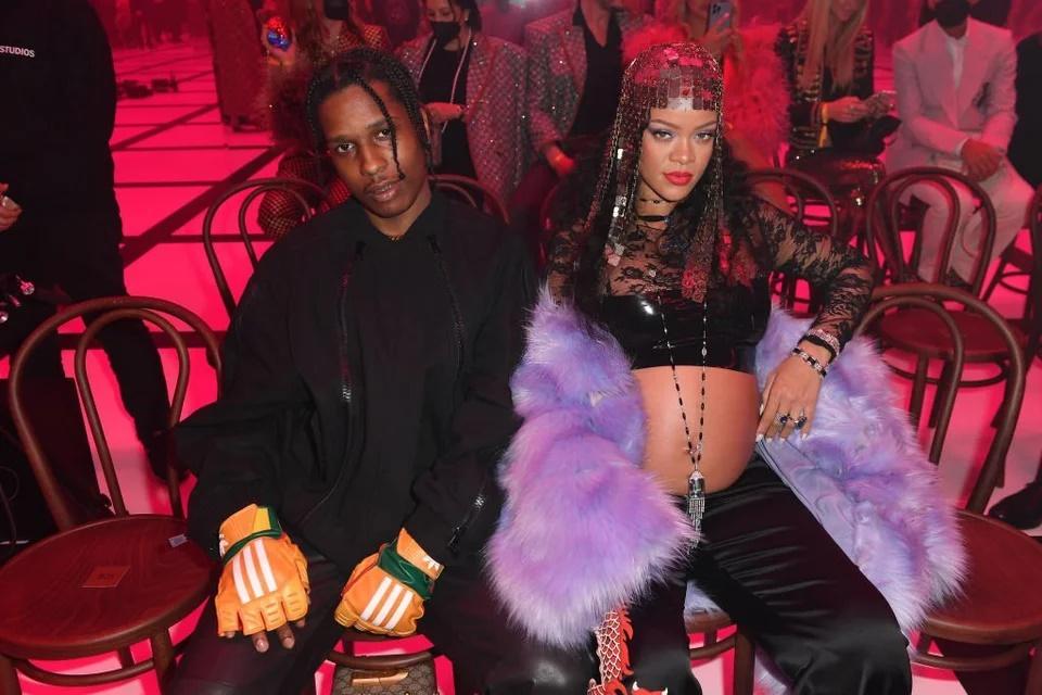 Mới đây, show diễn của Gucci đã diễn ra trong khuôn khổ tuần lễ thời trang Milan, Italy. Rihanna và bạn trai A$AP Rocky xuất hiện trên hàng ghế VIP gây chú ý.