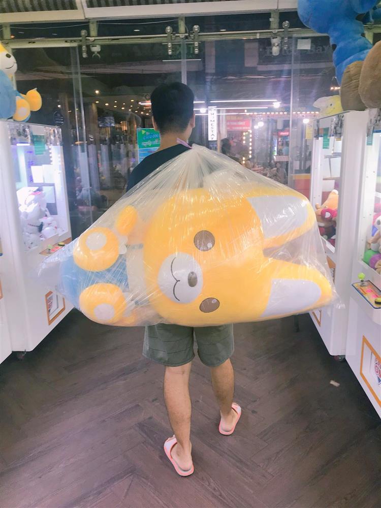 Vợ chồng 9x dành cả thanh xuân càn quét các loại máy gắp thú bông-11