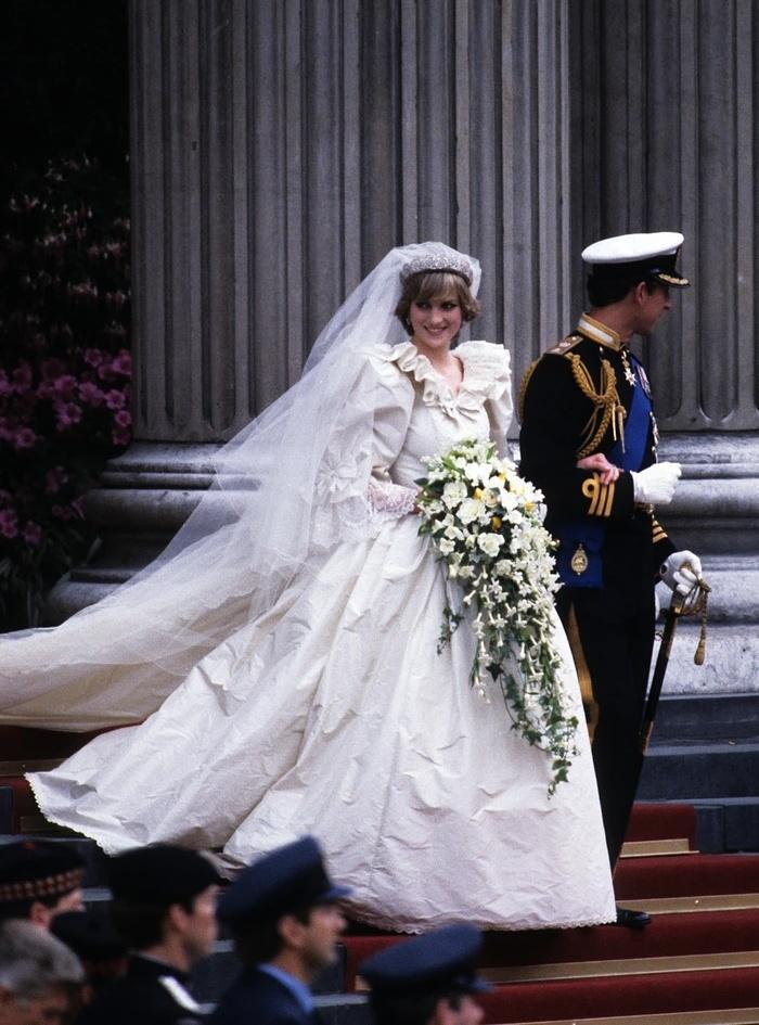 Theo truyền thống, cô dâu sẽ phải một cái gì đó cũ, một cái gì đó mới, một cái gì đó mượn của người khác và một thứ màu xanh lam. “Một cái gì đó cũ” là một mảnh ren cổ của Nữ hoàng Mary, “một cái gì đó mới” là chính chiếc váy, “một cái gì đó mượn” là vương miện Spencer mà Diana đang đội trên đầu, và một chiếc nơ may trên vạt áo chính là "thứ màu xanh lam". Ngoài ra bà còn mang một loại bùa bí mật được cho là sẽ mang lại may mắn cho cô dâu: một chiếc móng ngựa vàng trang trí bằng kim cương.
