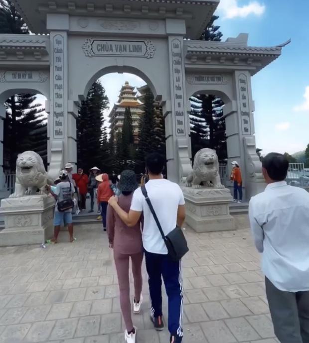 Tình trẻ Lệ Quyên liên tục dùng bàn tay hư đánh dấu chủ quyền-2