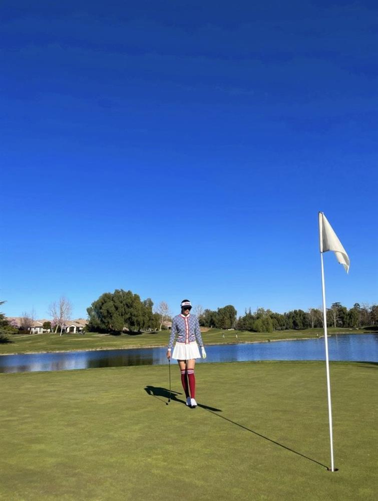 Mới gia nhập sân golf, Phạm Hương mạnh tay diện đồ hiệu 50 triệu-3