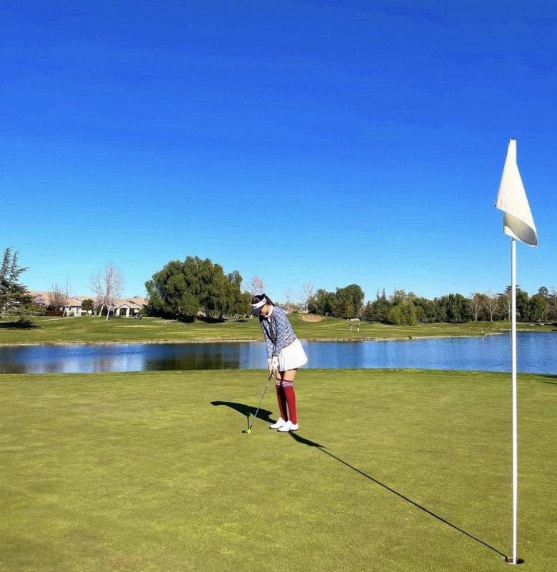 Mới gia nhập sân golf, Phạm Hương mạnh tay diện đồ hiệu 50 triệu-4