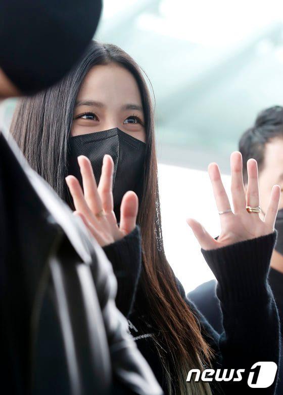 Jisoo xuất hiện với tóc mới, có gì hot mà ai nấy trầm trồ?-4