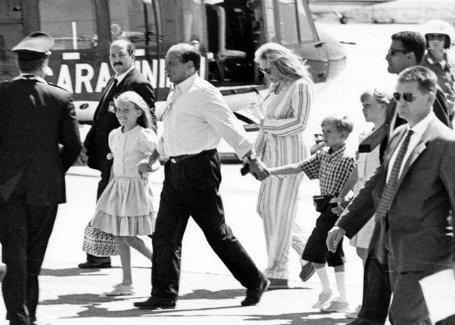 Chồng là cựu Thủ tướng dính bê bối gái trẻ, vợ ly hôn thẳng tay-4