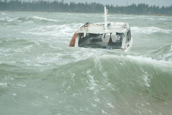 Tàu cá Quảng Trị bị đâm chìm, 6 ngư dân rơi xuống biển-2