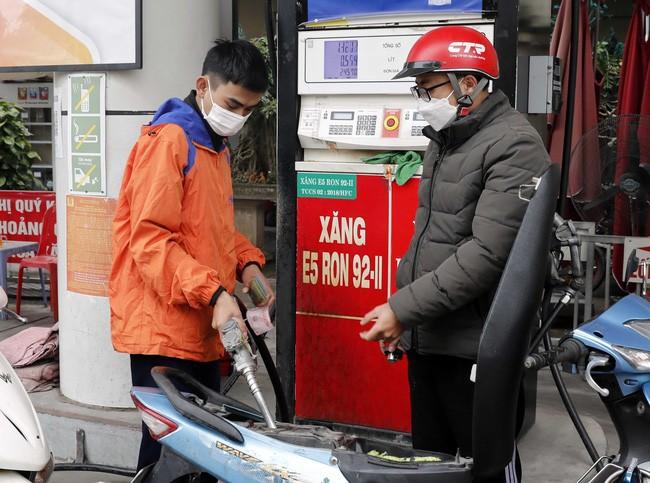 Giá xăng lại phá kỷ lục vào ngày mai?-1