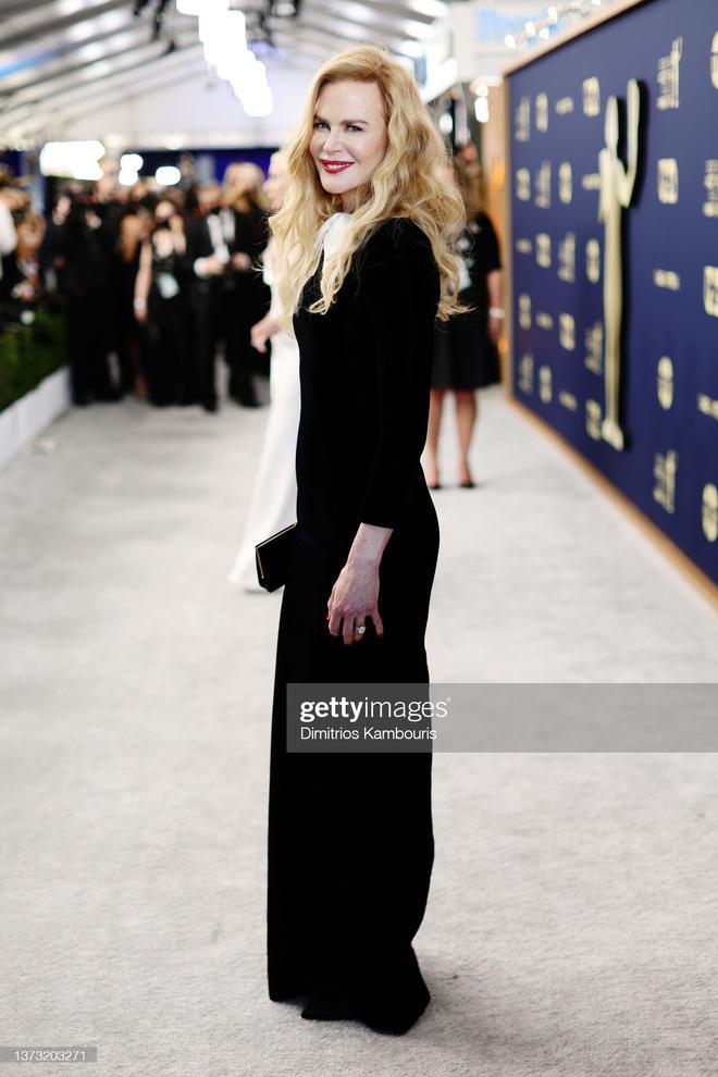 Selena Gomez quê độ vì cú ngã tung giày trên thảm đỏ-8