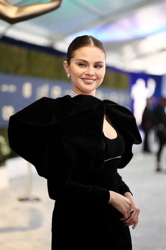 Selena Gomez quê độ vì cú ngã tung giày trên thảm đỏ-4