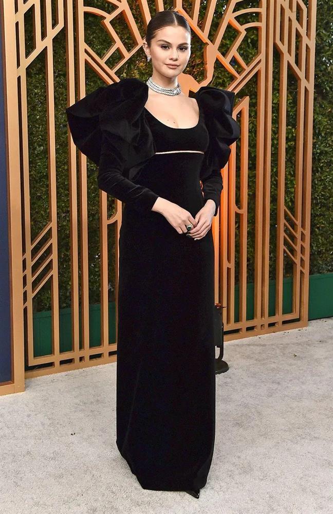 Selena Gomez quê độ vì cú ngã tung giày trên thảm đỏ-2