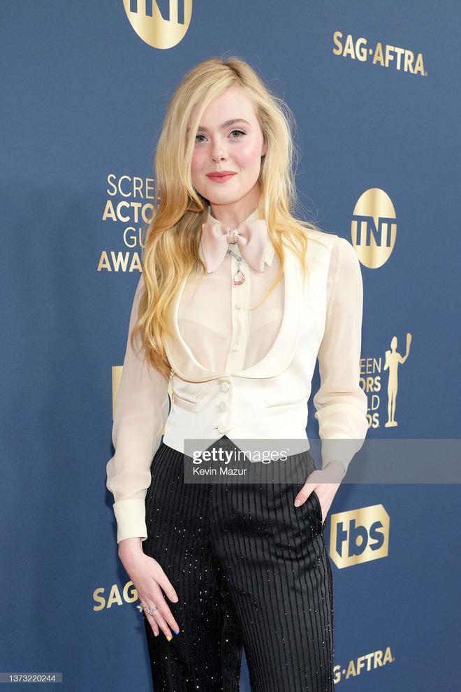 Selena Gomez quê độ vì cú ngã tung giày trên thảm đỏ-7