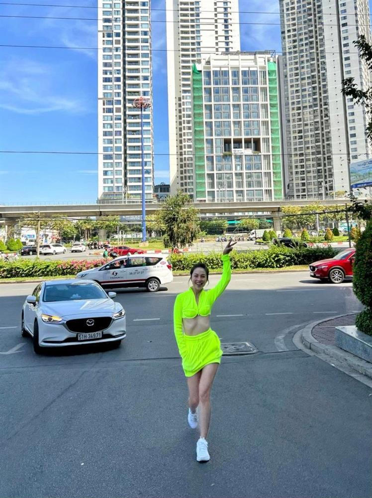 Hiền Thục diện áo croptop 1 gang tay lộ body gầy trơ xương sườn-1