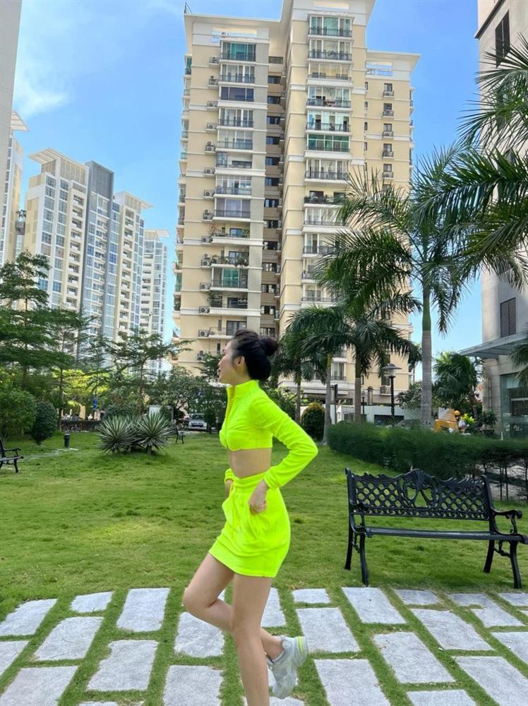 Hiền Thục diện áo croptop 1 gang tay lộ body gầy trơ xương sườn-2