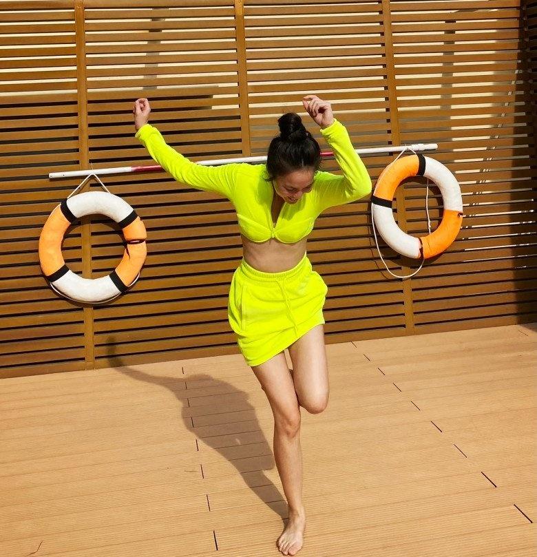 Hiền Thục diện áo croptop 1 gang tay lộ body gầy trơ xương sườn-4