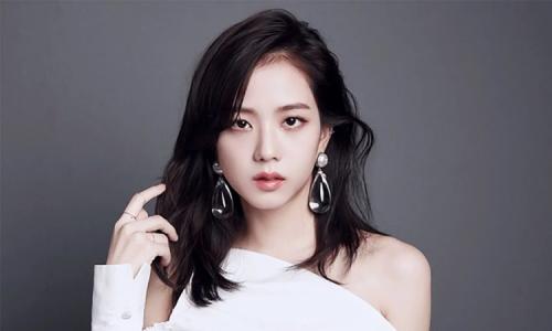 Lấn sân diễn xuất với vai chính Young Ro trong Snowdrop, Jisoo ban đầu gặp nhiều khó khăn. Dẫu vậy, chị cả BLACKPINK dần chứng minh được thực lực khi diễn xuất tốt ở những phân cảnh đòi hỏi nội tâm. Rating của phim ở những tập sau cũng có sự khả quan hơn hẳn.