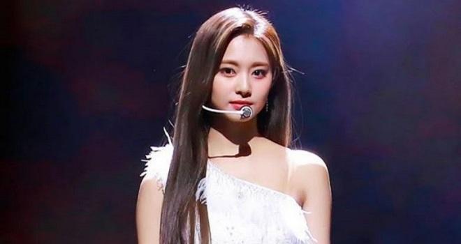 Tzuyu vừa được công bố trở thành nàng thơ mới của thương hiệu thời trang ZOOC. Những bức ảnh chụp nữ idol lần lượt được tung ra, chứng minh visual đỉnh cao. Dẫu vậy, khí chất của em út TWICE vẫn còn gây tranh cãi.