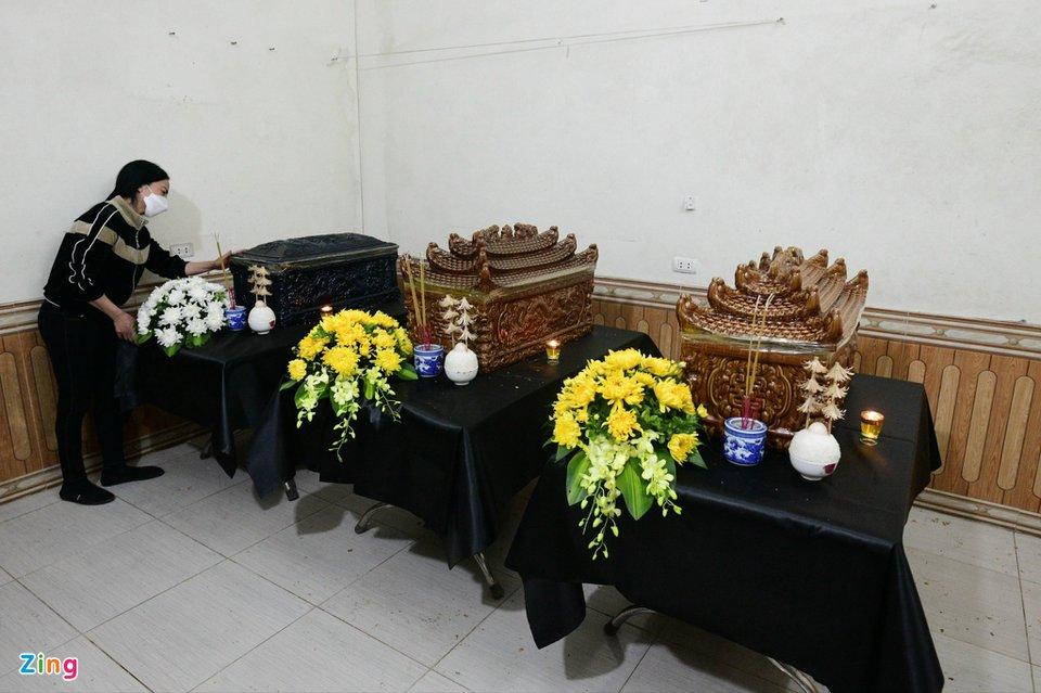 Tro cốt ba người trong một gia đình vụ lật cano được đưa về Hà Nội-11