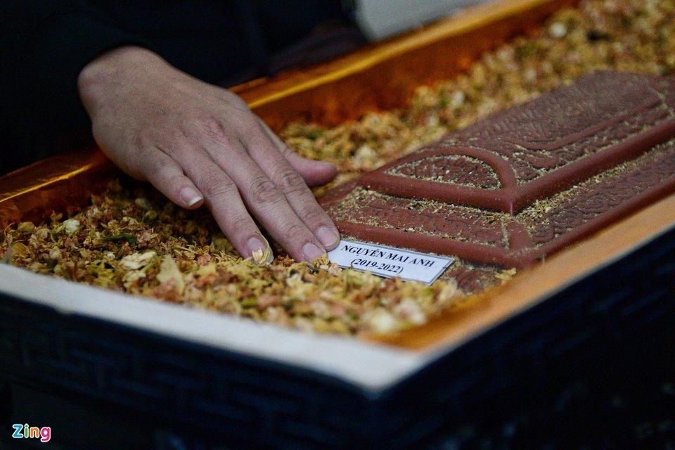 Tro cốt ba người trong một gia đình vụ lật cano được đưa về Hà Nội-7