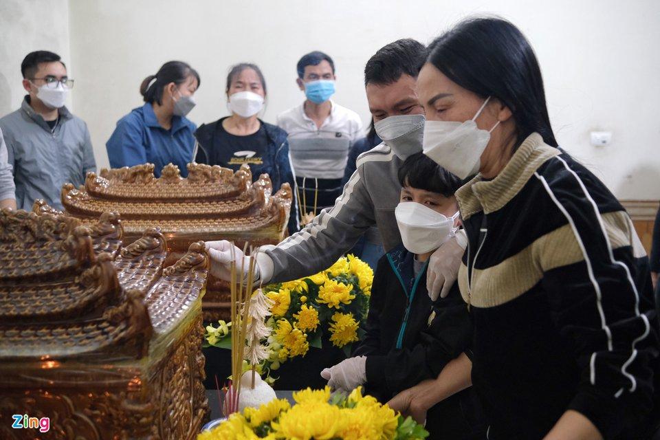 Tro cốt ba người trong một gia đình vụ lật cano được đưa về Hà Nội-8