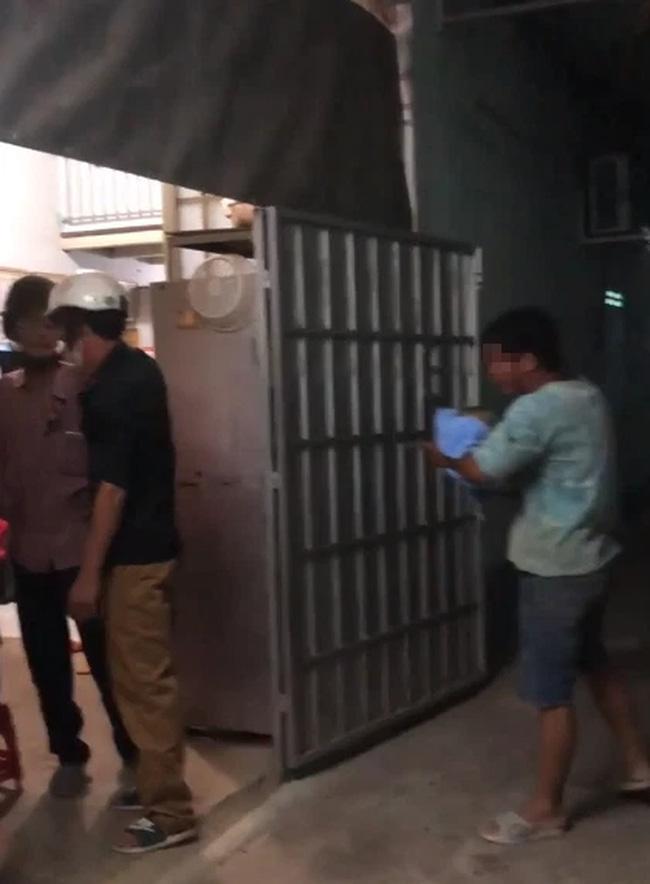 Sự thực clip bố ôm xác con 5 tháng bị chủ trọ không cho vào nhà-1